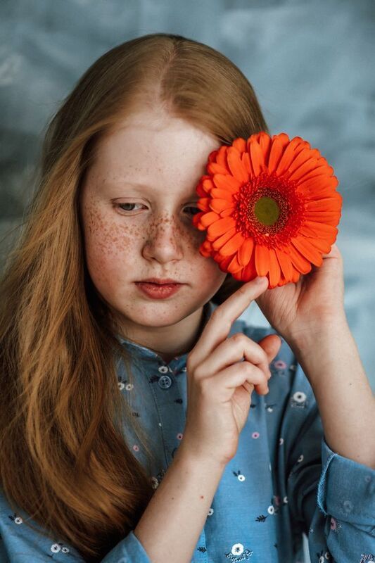рыжая, девочка, гербера Рыжая и гербера фото превью