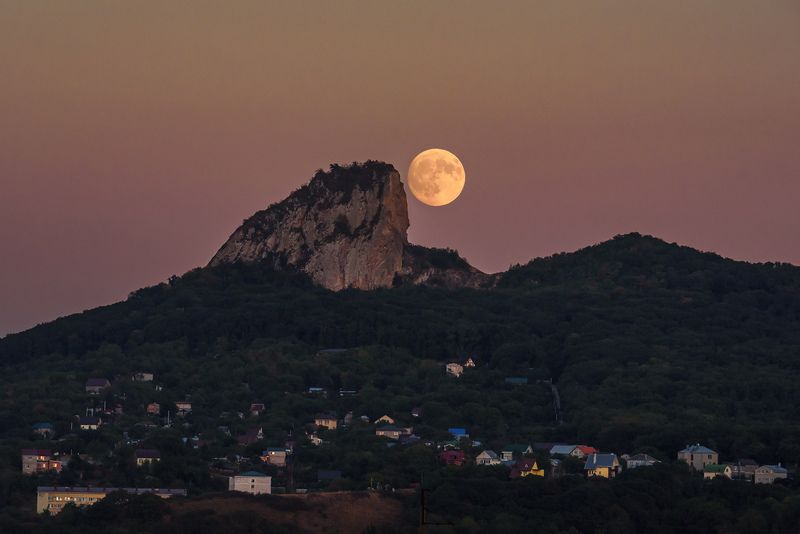 Луна над горой Медовая фото превью