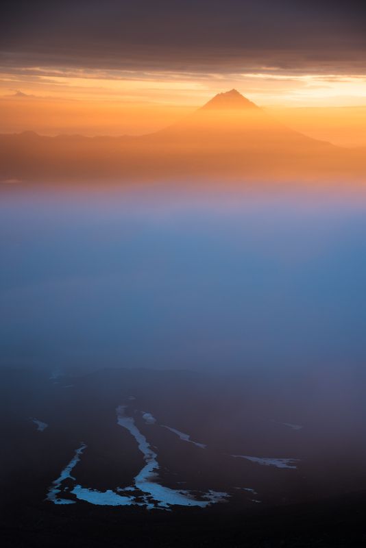 горы, вулкан, камчатка, рассвет, туман, mountains, volcano, kamchatka, sunrise, fog Надвигающееся облако фото превью