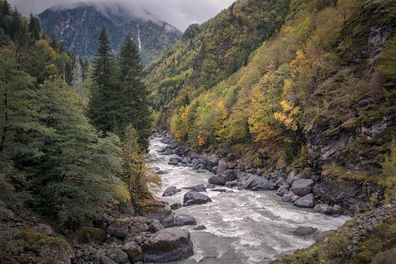 svaneti, enguri, fall, autumn, mountains, rocks, cliffs, clouds, sky, nature, landscape, scenery, travel, outdoors, georgia, sakartvelo, chizh Autunm Over Enguri фото превью