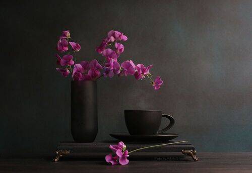 Цветы горошка и чашка кофе..