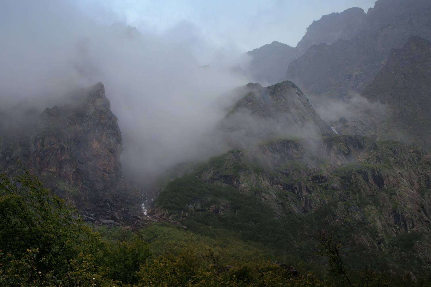 горы скалы утес облако туман дождь водопад, Светлана Холодняк
