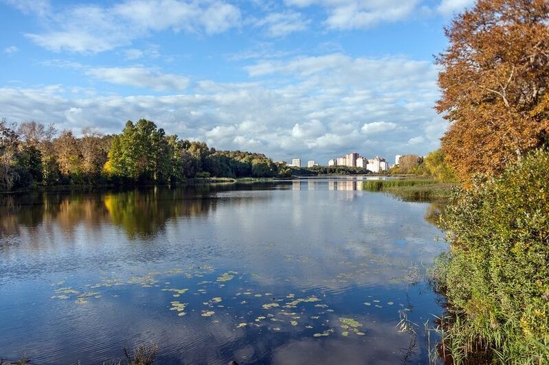 На реке в сентябре фото превью