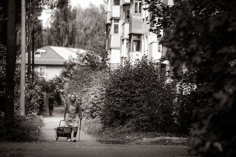 жанр, жанровый портрет, люди, улица, дорога, женщина, бабушка, сума, тележка, клюка, муром, осень, сентябрь, мусор, дворник Из серии \\\