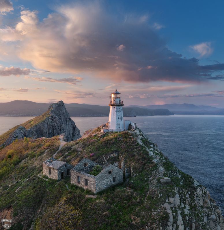 Маяк Рудный на мысе Бринера, Японское море фото превью