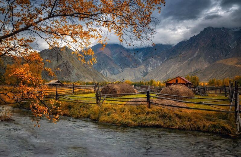 горный алтай, осень, деревня в горах Вдали от суеты.... фото превью
