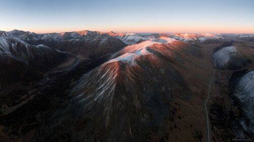 Панорама хребтов Горного Алтая на закате