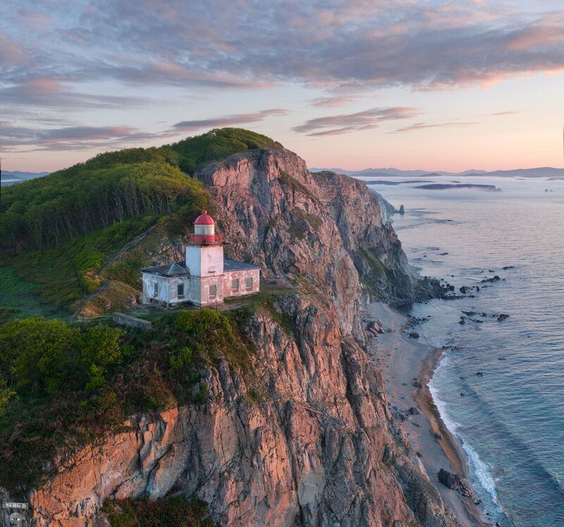 Маяк на мысе Балюзек, Японское море фото превью