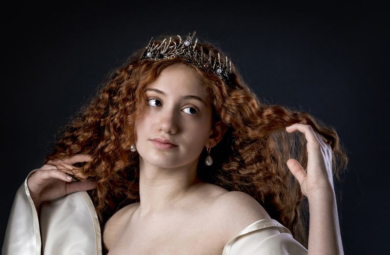 Девушка, рыженькая, корона, жемчуг. Янтарь в жемчугах фото превью