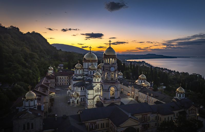 Новоафонский монастырь на рассвете фото превью