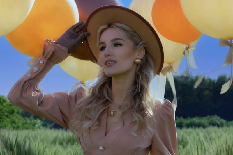 Девушка, лето, воздушные шары, шляпка, поле, лес Воздушные шары фото превью