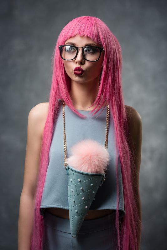 Гламур, Девушка в очках, Очки, Портрет девушки, Розовые волосы, Серая кофта, Сумка на шее, Сумка-мороженное Мороженка фото превью
