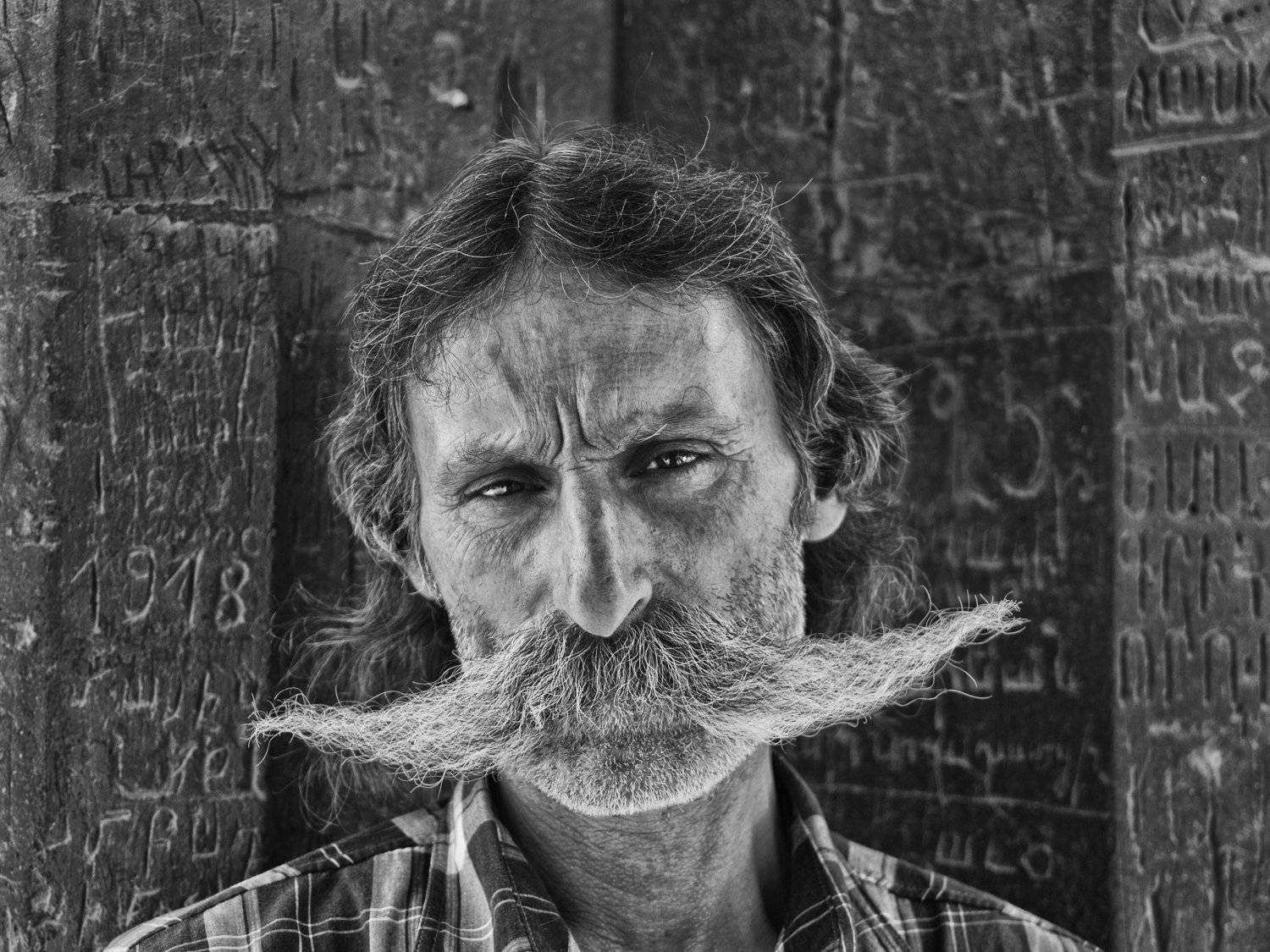 портрет, лицо, человек, мужчина, люди, усы, глаза, взгляд, стена, надпись, путешествие, снг, закавказье, армения, хор вирап, Сергей Козлов