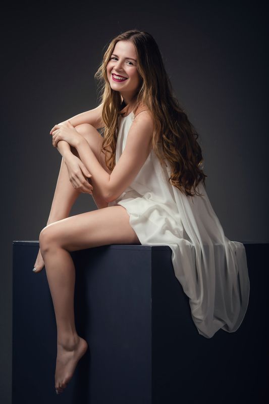 Девушка на кубе, Девушка с длинными волосами, Рыжая девушка, Улыбка На Кубе фото превью