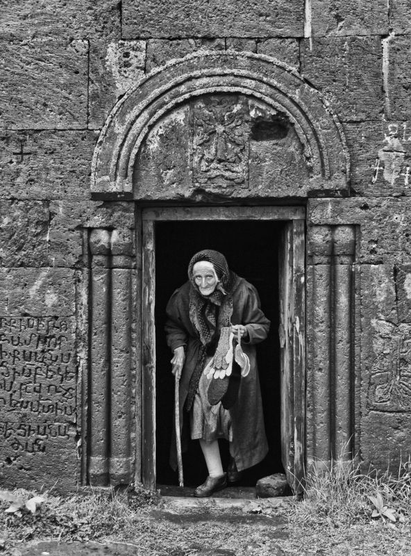 портрет, человек, женщина, люди, архитектура, часовня, выход, арка, декор, барельеф, узор, надпись, шрифт, путешествие, снг, закавказье, армения, норадус, норатус *** фото превью