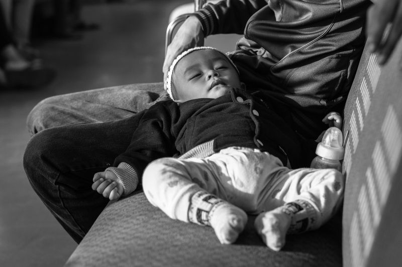 Black and white, Children, Commuter, Human interest, Humanity, Streetphoto, Train, Travel peaceful фото превью
