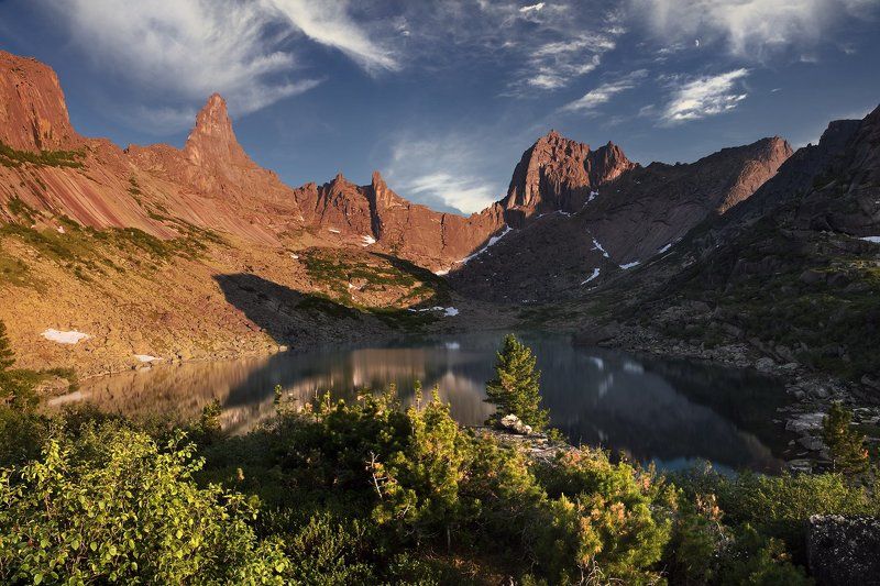 большой, вечер, вода, высокий, голубой, горы, дерево, ергаки, желтый, закат, зеленый, камни, красивый, красноярский край, озеро, оранжевый, отражение, пейзаж, природа, путешествие, размер, разрешение, саяны, сибирь, синий, скалы Озеро Горных Духов фото превью