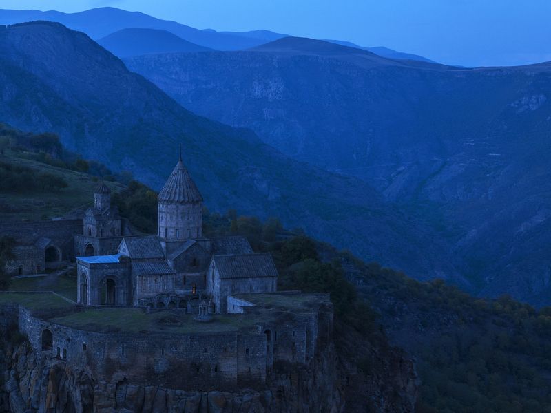 пейзаж, вечер, сумерки, горы, склон, архитектура, монастырь, крепость, башни, купол, обрыв, путешествие, закавказье, армения, татев Вечерний покой фото превью