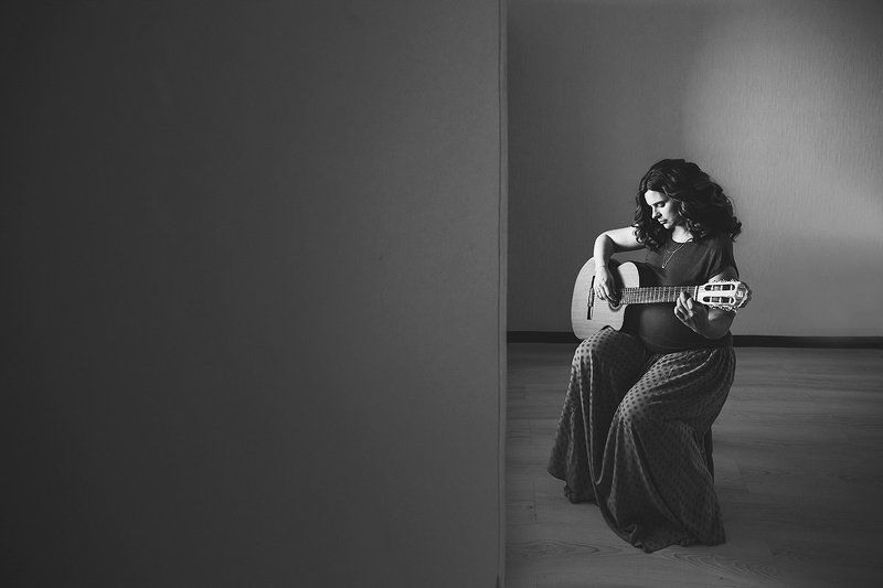 женский портрет, женщина, портрет, музыка, гитара, беременность, ожидание Музыка фото превью