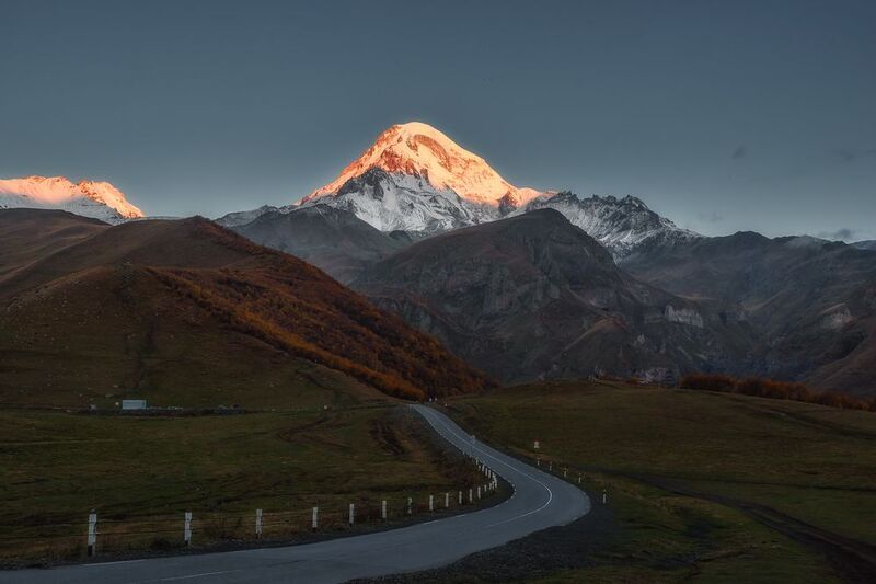 кавказ, горы, грузия, georgia, гора, казбек, рассвет в горах, горы на рассвете, mountains Казбек ясным утром фото превью