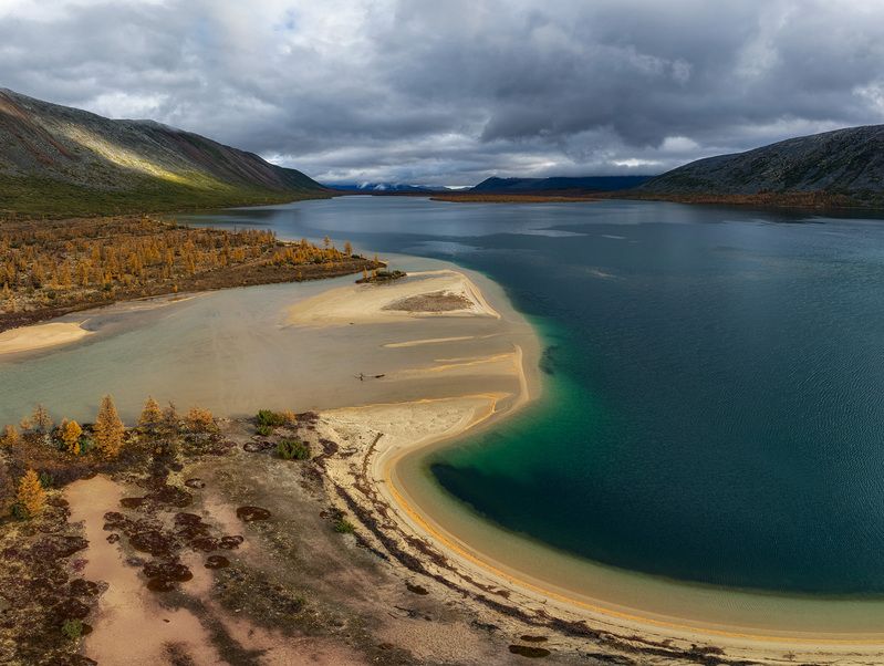 Колымское озеро с названием Юг фото превью