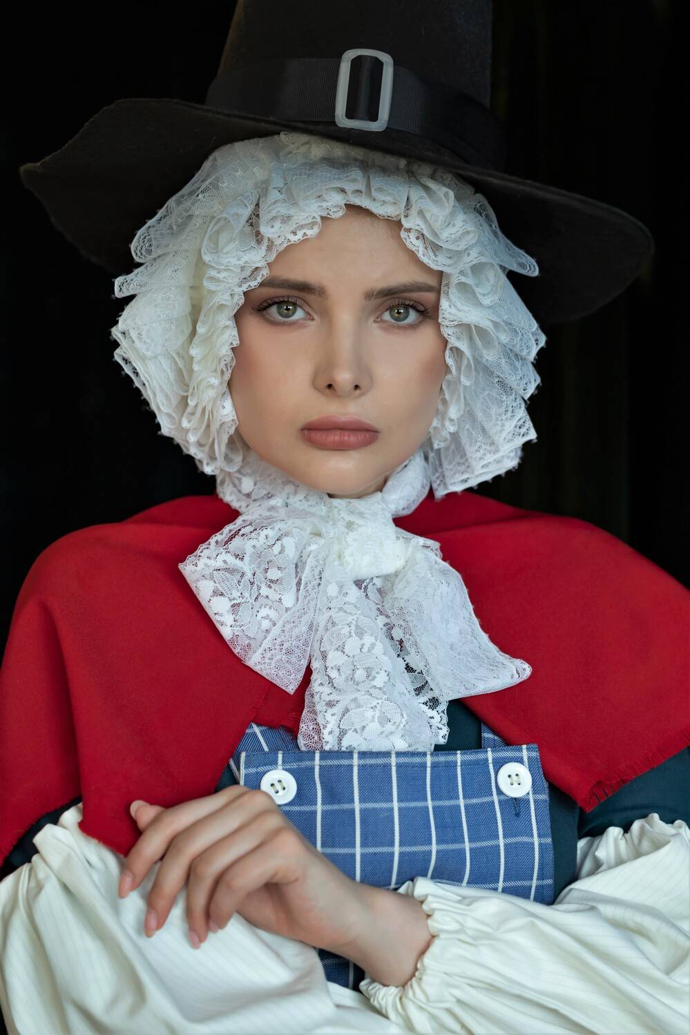 портрет, девушка, костюм, шляпа, чепчик, красный платок, Герцен Наталья