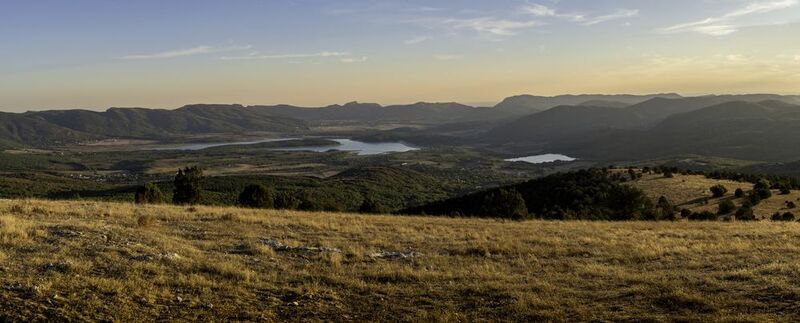 Россия, Крым, Бахчисарайский район, Голубинское сельское поселение, Байдарская долина, Чернореченское водохранилище, гора Бечку, Кабаний, Хамильский перевал, закат,  Закат над Байдарской долиной фото превью