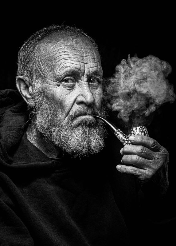 мужчина, портрет, взгляд, борода, трубка, дым, чб Портрет снятый на дуршлаг (читайте описание) фото превью