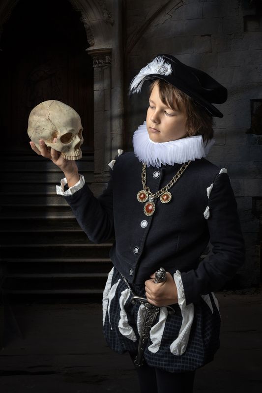 Принц датский, мальчик, берет, череп. To be, or not to be... фото превью