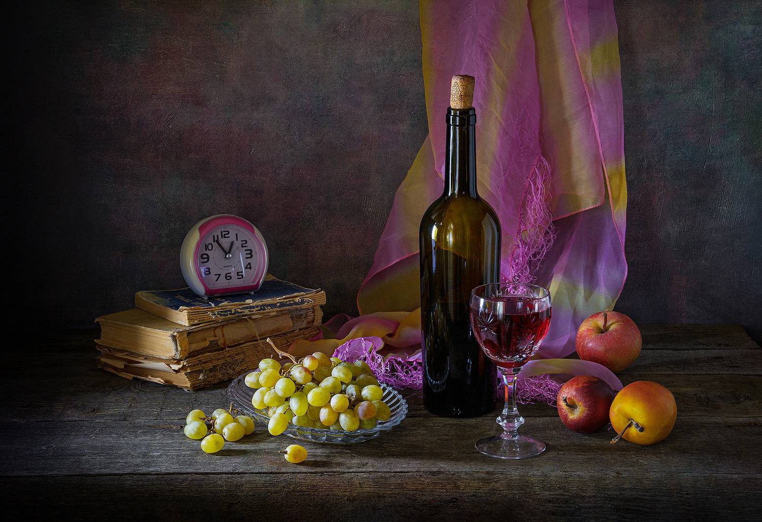 бутылка, фужер, вино, виноград, яблоки, книги, будильник, Алексей Бычков