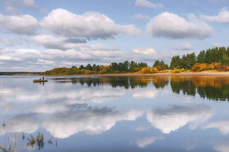 осень, сентябрь, река, пинега, берег, лес, небо, облака, отражения, лодка Застыли облака и отраженья фото превью
