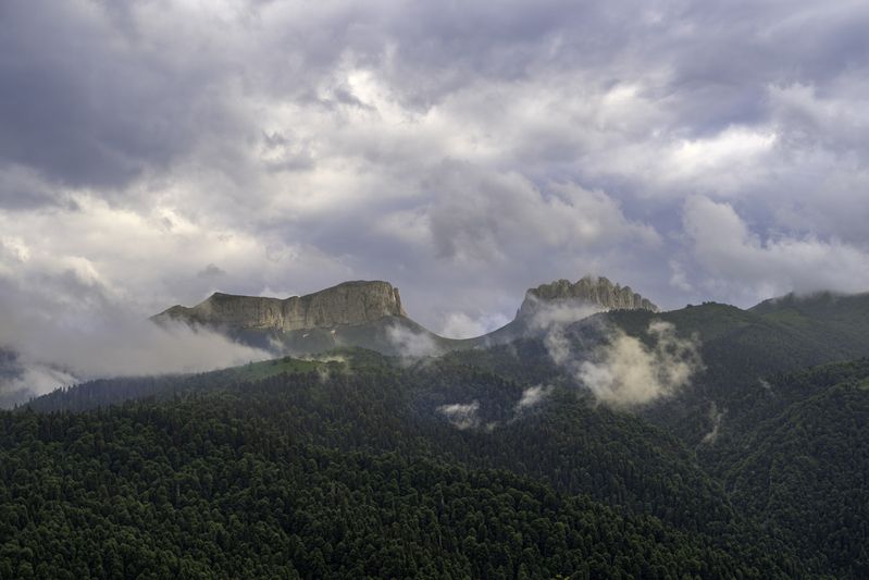 Россия, Краснодарский край, Мостовской район, Бароновы поляны, Чёртовы ворота, Восточный и Западный Ачешбоки В горах Кавказа фото превью