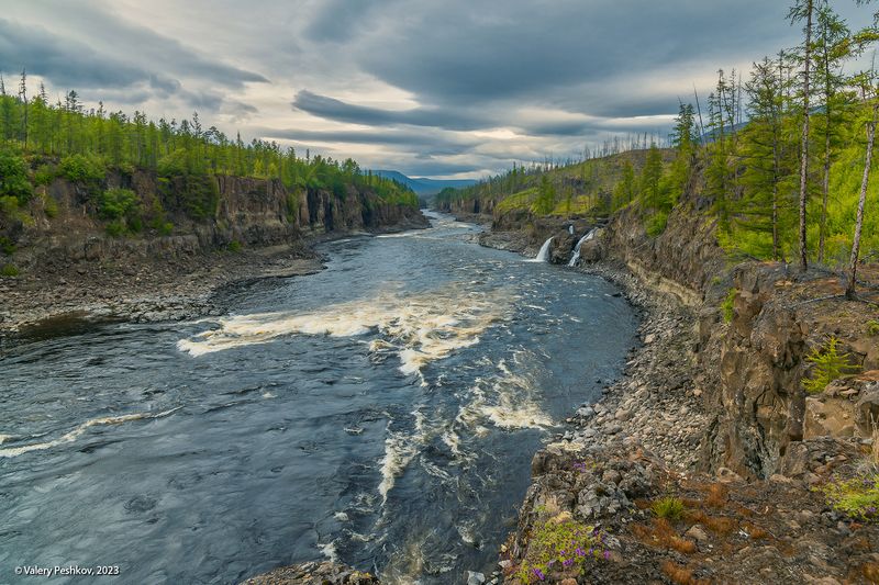 плато путорана, река курейка, вода, течение, перекаты, каньон, скалы, пороги, владимир коваль Река Курейка, плато Путорана фото превью