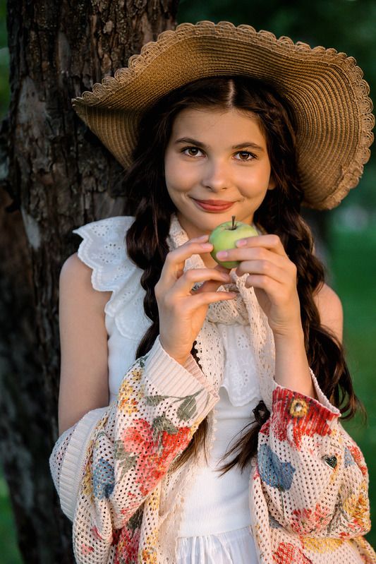девочка,девушка, детский портрет, портрет, глаза, взгяд,свет, сад, яюлоки, улыбка, шляпа Аделина фото превью