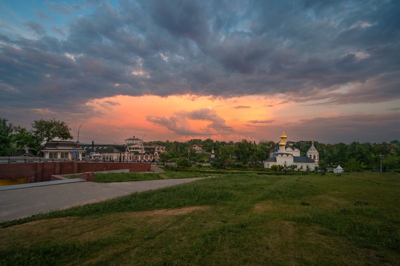 вечер,город,закат,небо,облака,зарево,свет,храм вечерний город фото превью