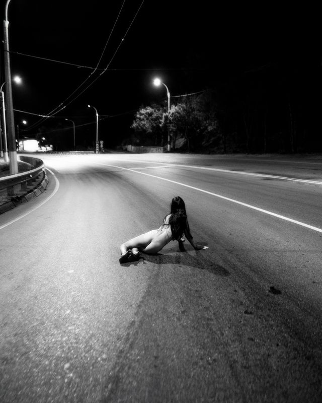 #artphotography, #nudeart, #sensualphotography, #blackandwhitephoto, #fineartnude, #naturalbeauty, #moodyportrait, #bwportrait, #softlight Road фото превью