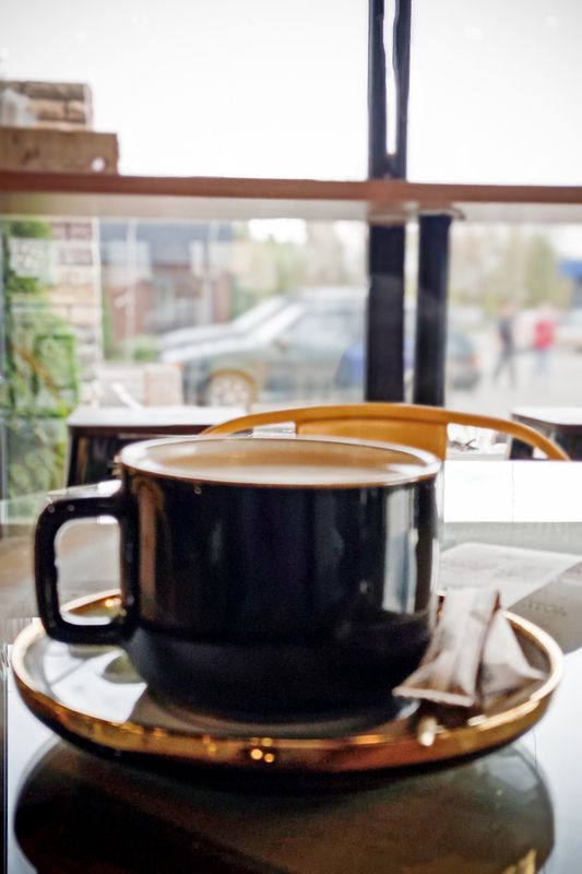 Чашка кофе в кафе фото превью