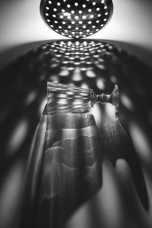 черное белое натюрморт рюмка тень свет про рюмку фото превью