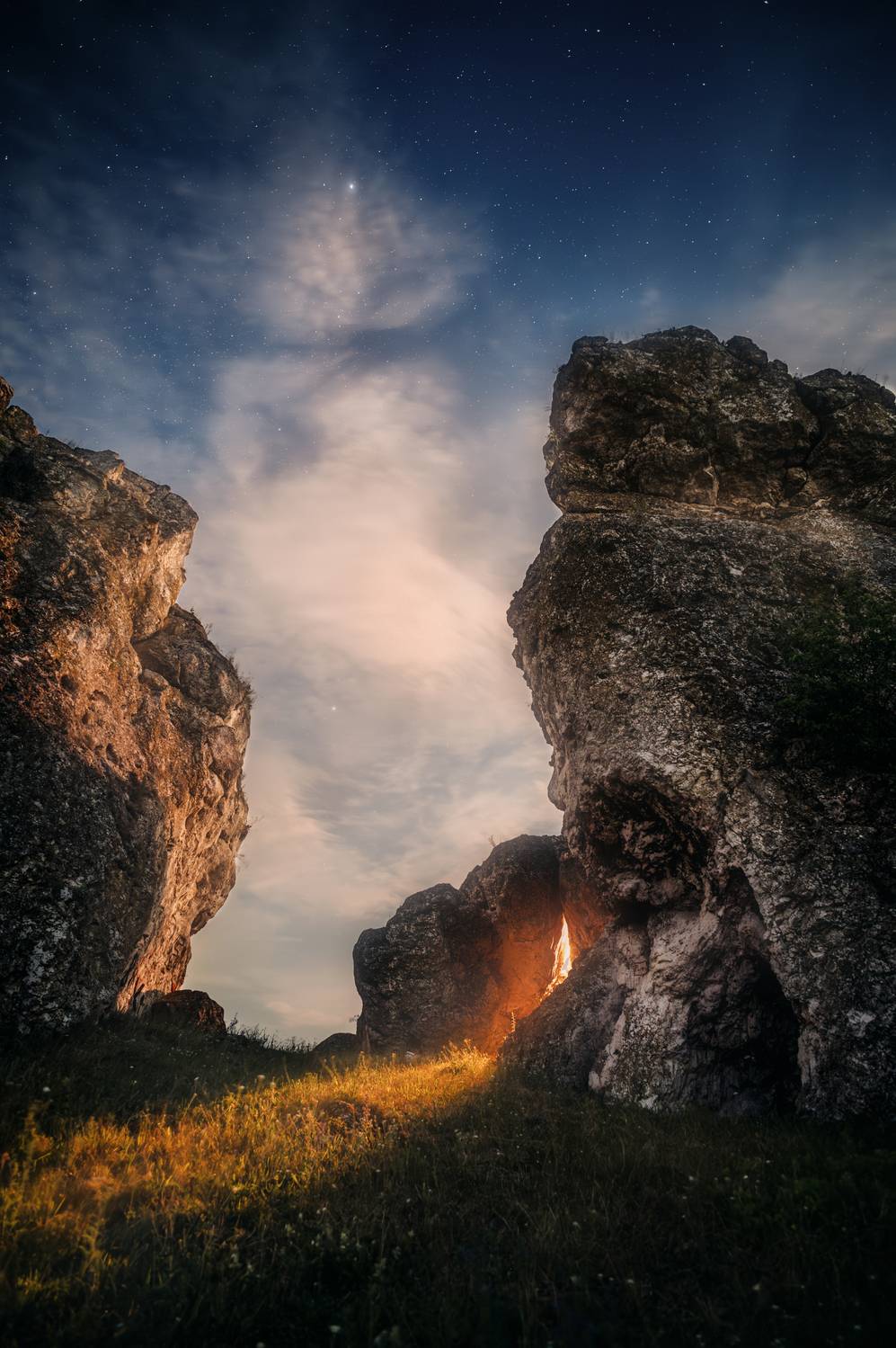 ночь, огонь, скалы, звёзды, небо, природа, пейзаж, костёр, гармония скалы, огонь, жизнь, люди, ночь, звёзды, природа, рождение, свет, тайна, символ, Oleg Suhenko