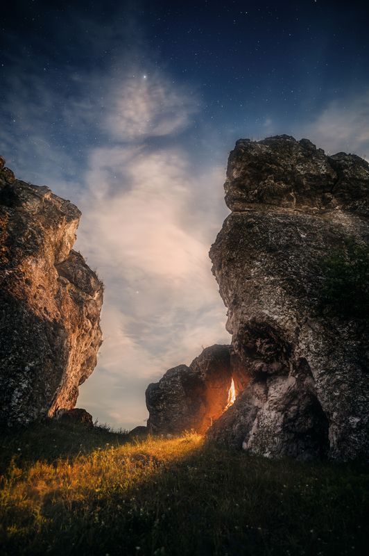 ночь, огонь, скалы, звёзды, небо, природа, пейзаж, костёр, гармония скалы, огонь, жизнь, люди, ночь, звёзды, природа, рождение, свет, тайна, символ Тайна за скалами фото превью