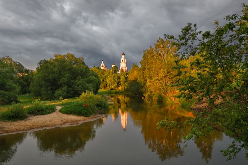 вечер,закат,река,небо,тучи,свет,отражение,храм гроза надвигается фото превью