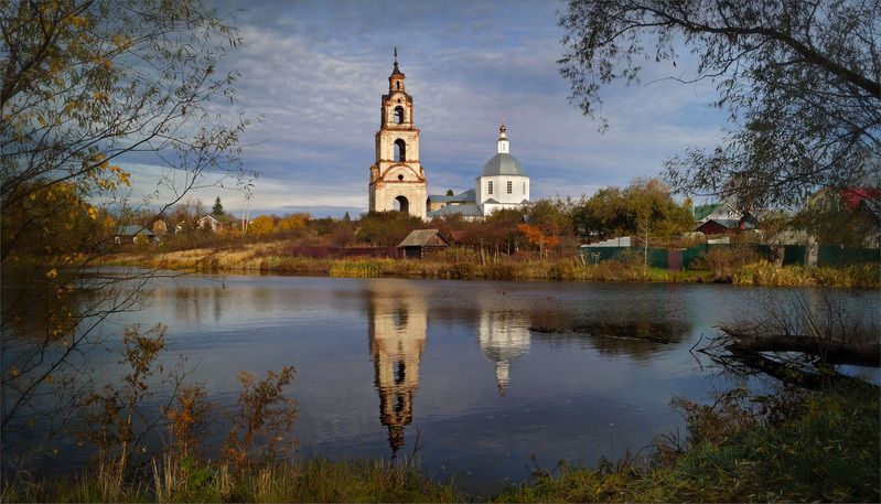 У пруда фото превью