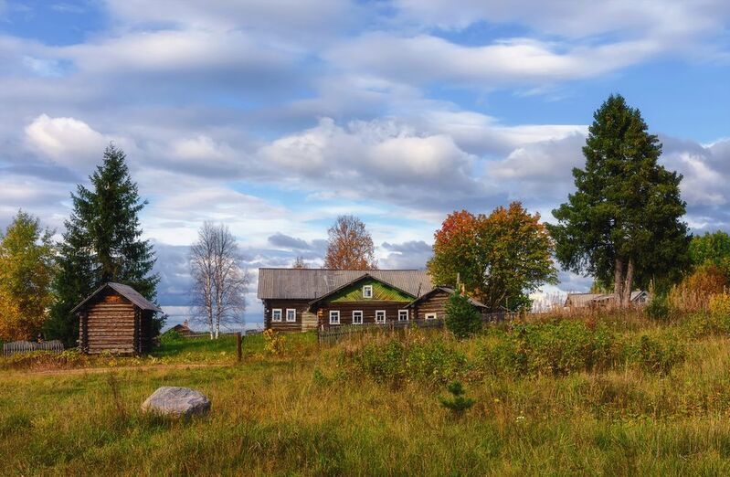 осень, сентябрь, деревня, дома, деревья, небо, облака, пинега Под голубыми небесами фото превью
