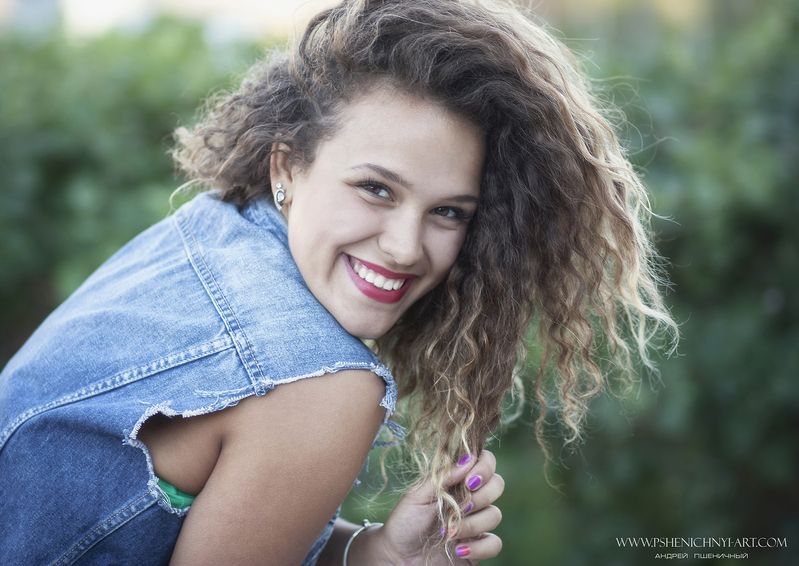 портрет, девушка, женский портрет, крупный план, улыбка Летний этюд фото превью
