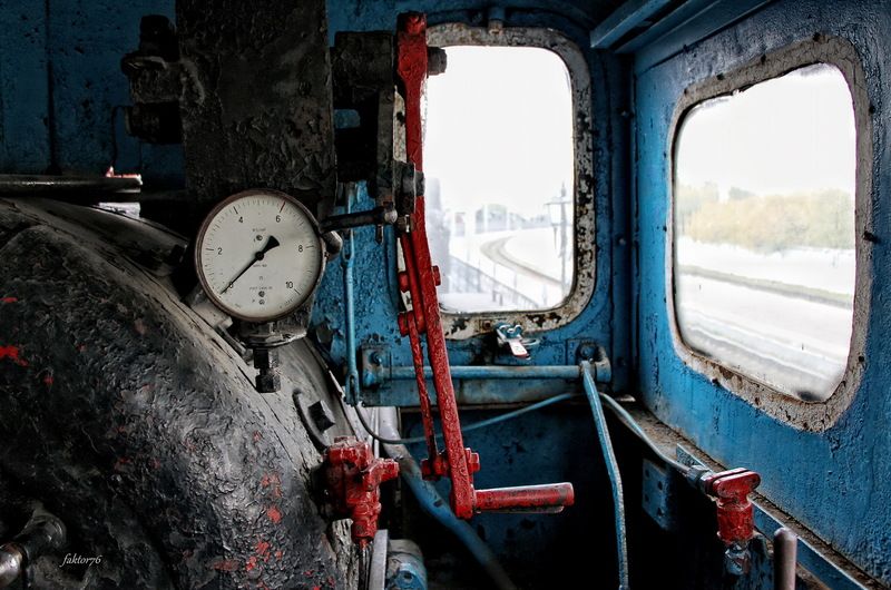 в кабине машиниста паровоза.. фото превью