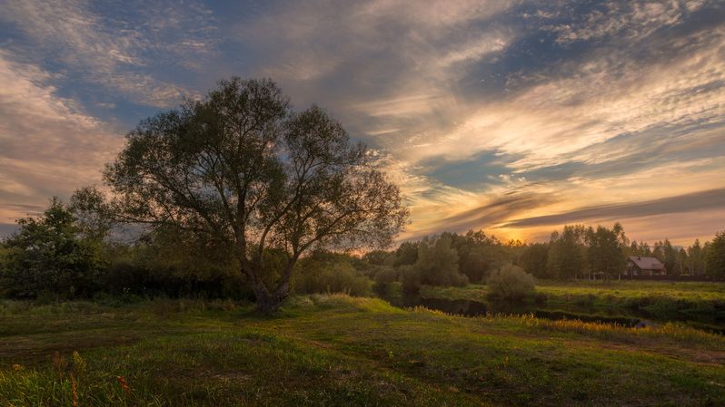 Пейзаж с домишкой на закате фото превью