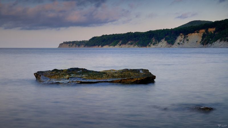 природа пейзаж лето море вода горы скалы камень Бывает и камни плавают... фото превью