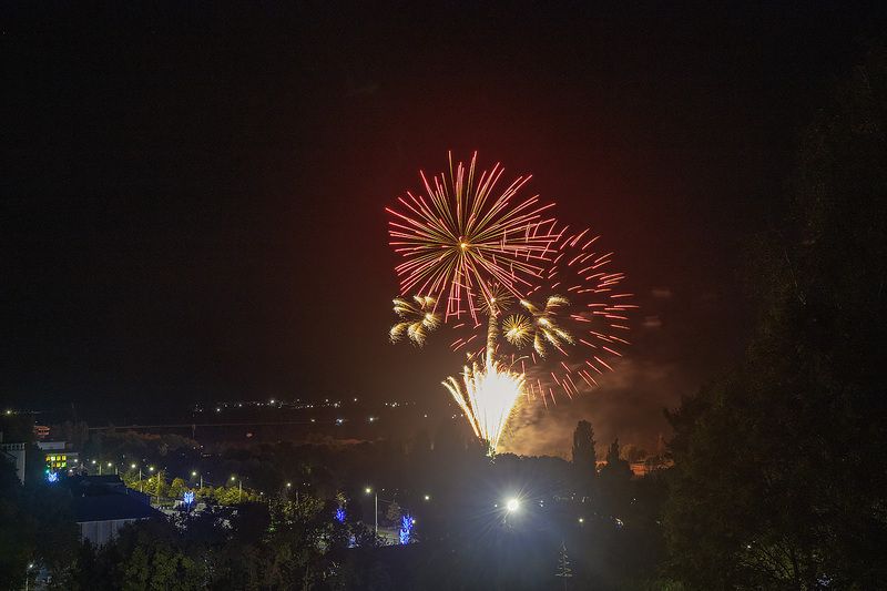 ночь, пейзаж, салют, фейерверк, городской пейзаж Праздничный фейерверк в честь 870-летия города Мозыря фото превью