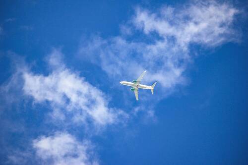 И билет на самолет с серебристым крылом...