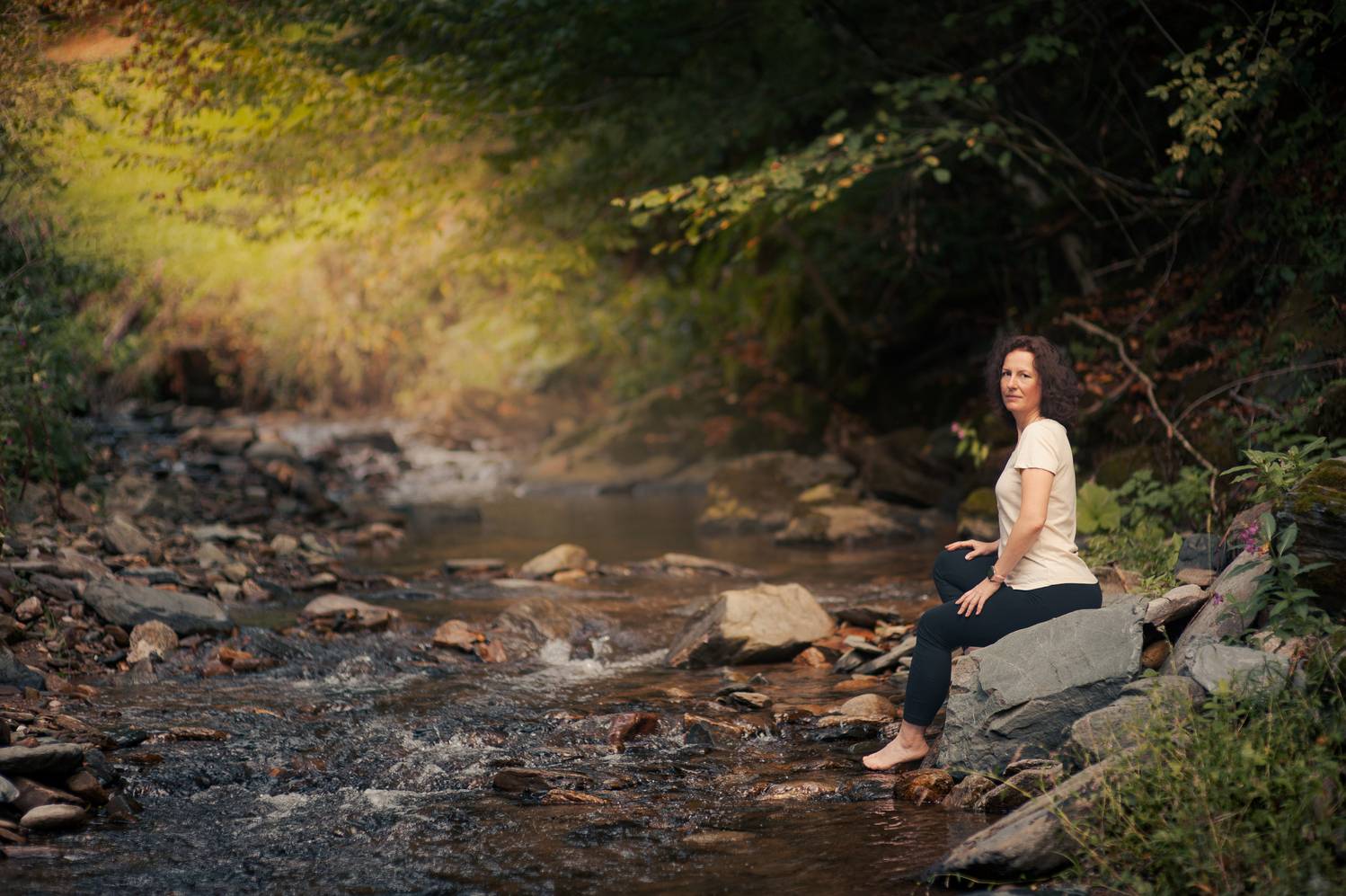 река ручей горы трава деревья листья девушка свет, Andrei